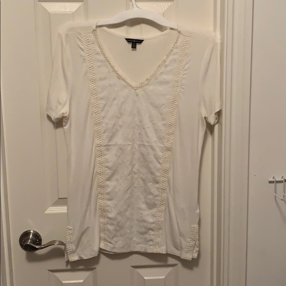 White V neck shirt with embroiderd pattern